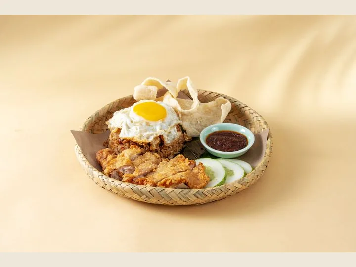 치킨 찹을 곁들인 나시르막 볶음밥 · NASI LEMAK GORENG WITH CHICKEN CHOP · BiBiChik 163